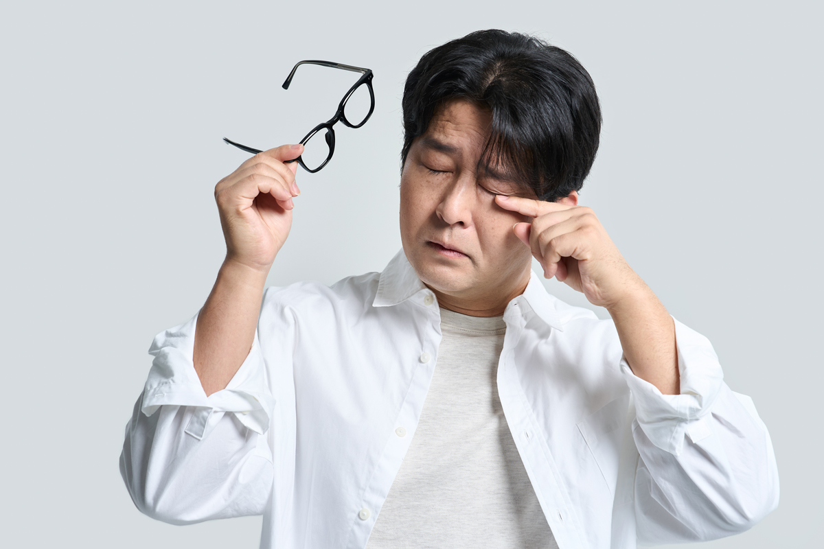 눈이 아픈 중장년층
