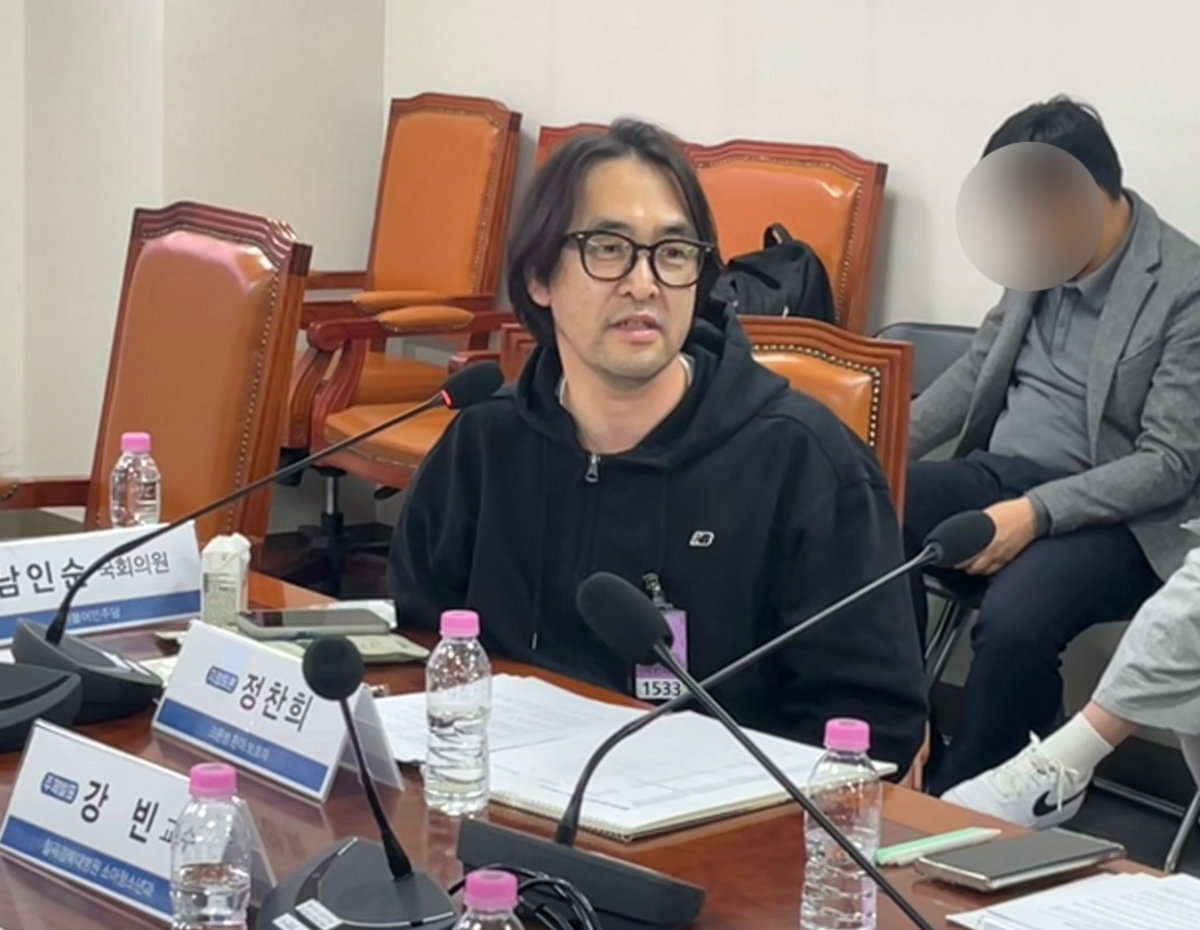 남성이 말하는 모습