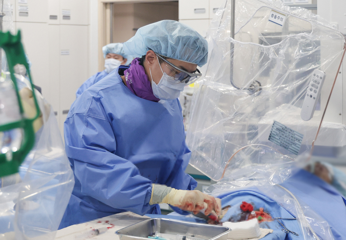 시술을 집도하는 이진호 교수