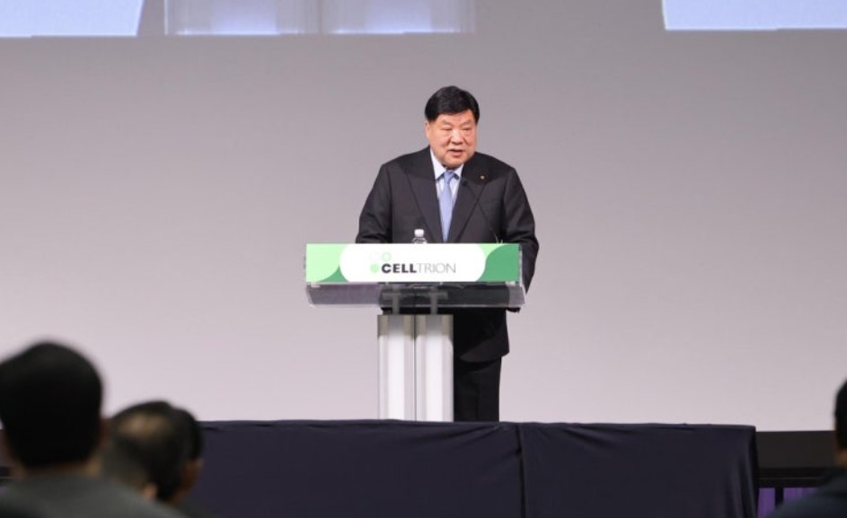 남성이 발표하는 모습