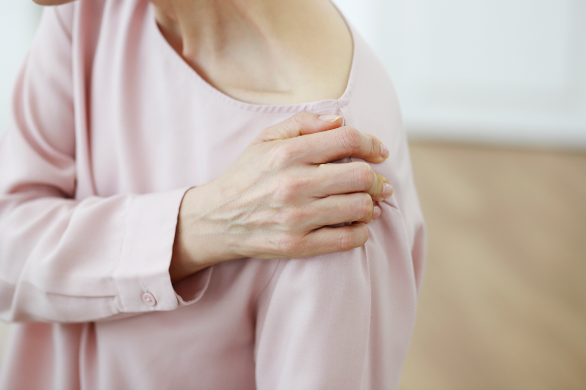 어깨 통증을 호소하는 사람