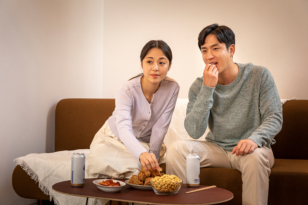 음식 먹는 부부