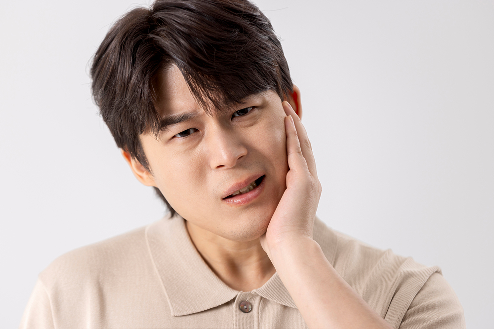 턱 통증을 느끼는 남성