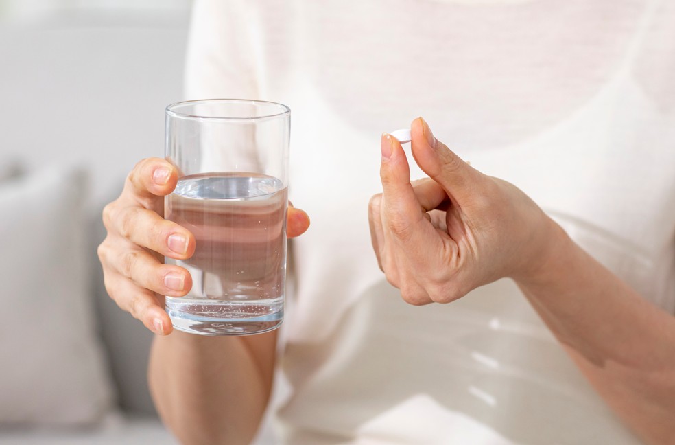 알약 먹는 사람 이미지