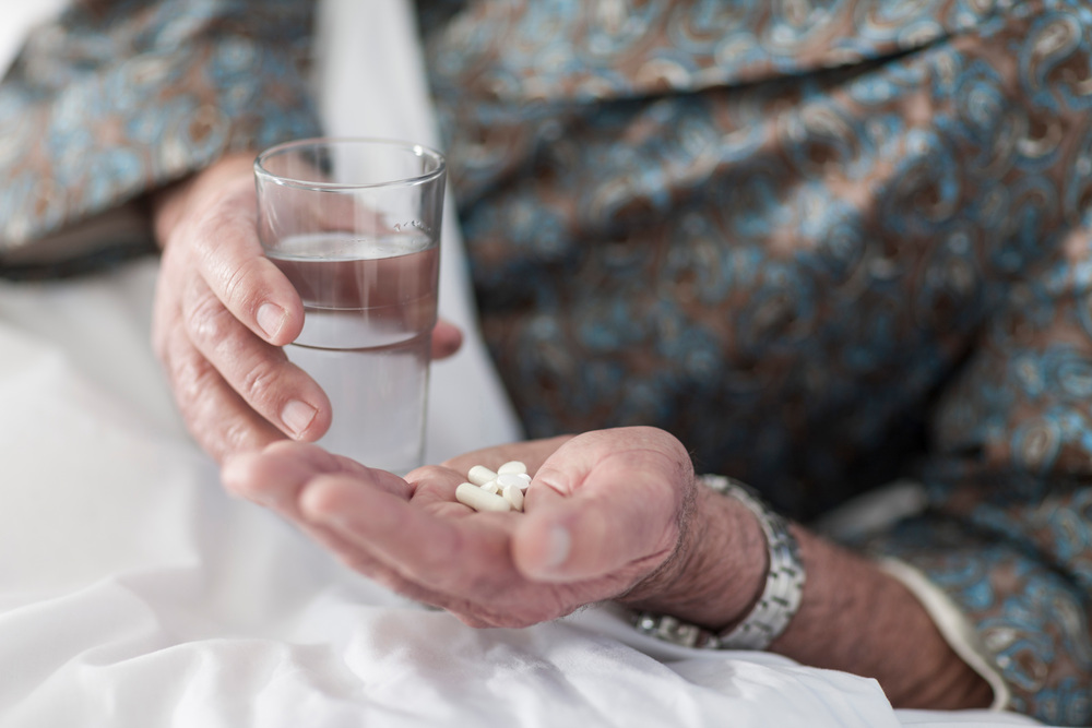 남성이 약을 먹는 모습