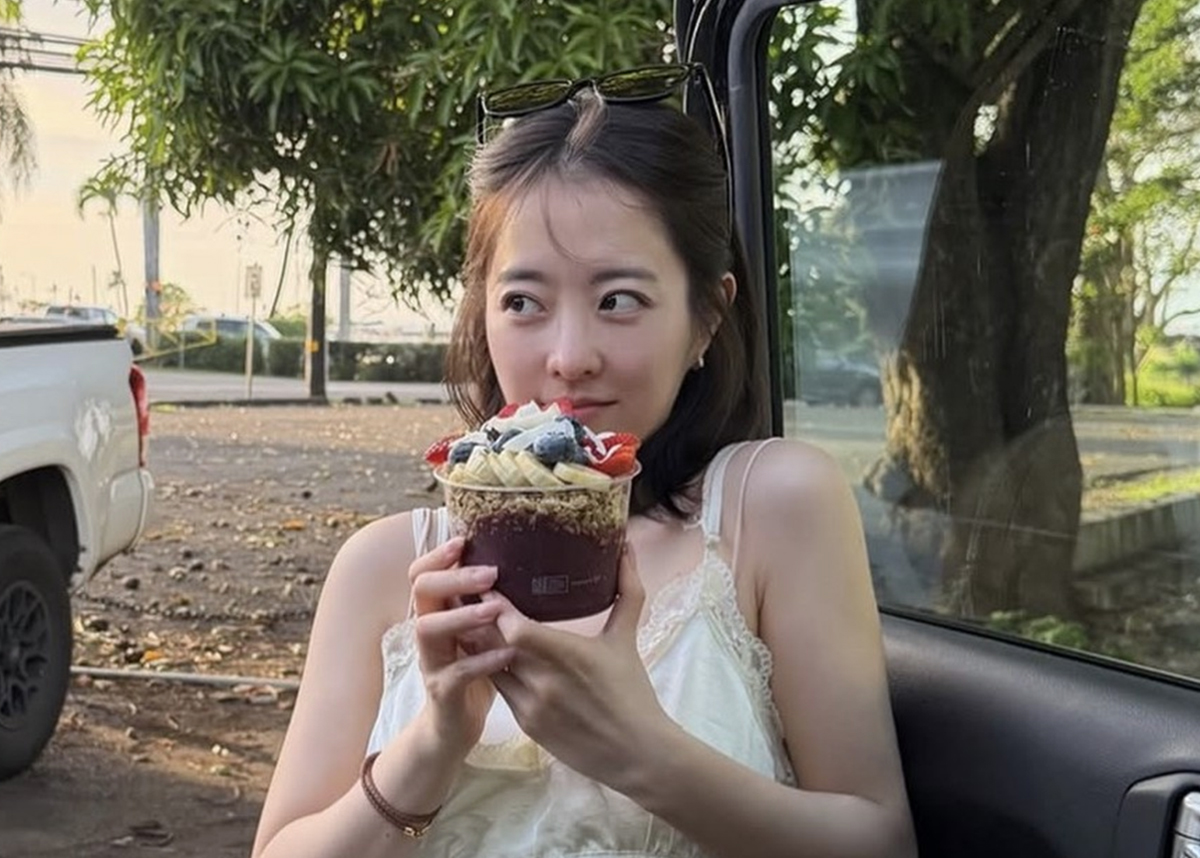 아사이볼을 들고 있는 박보영 이미지