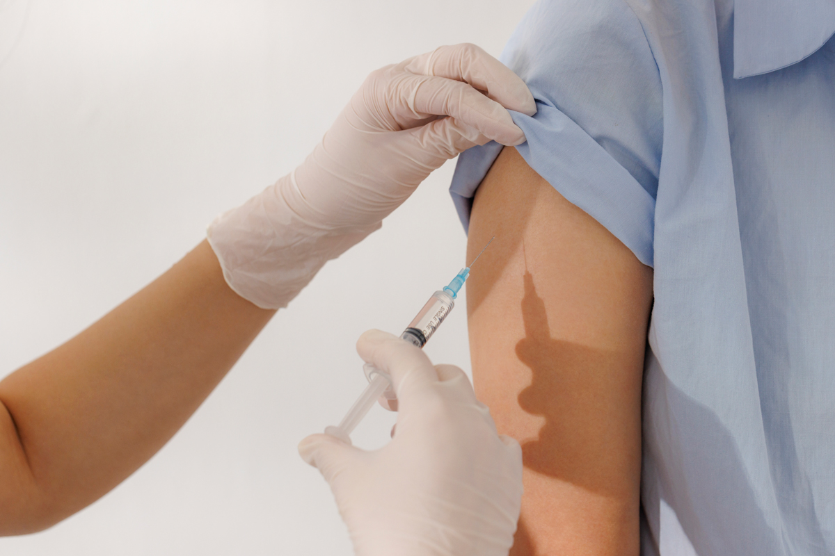 접종을 맞는 사람