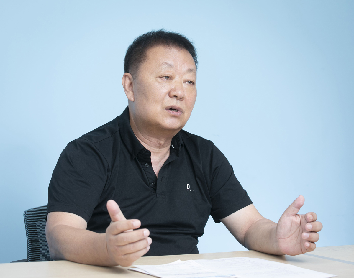 남성이 말하는 모습