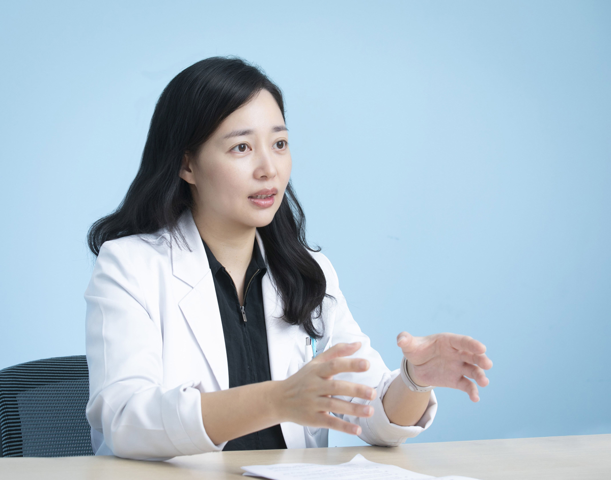 여성이 말하는 모습