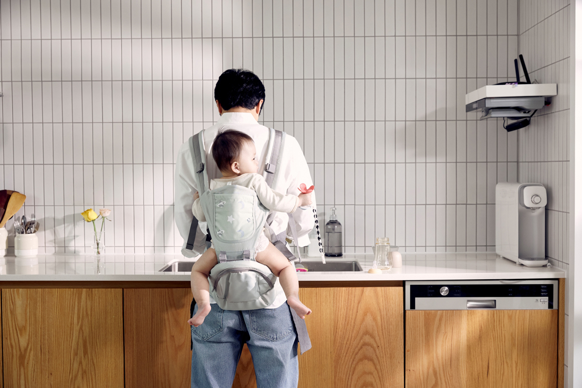 아이 업고 있는 아버지