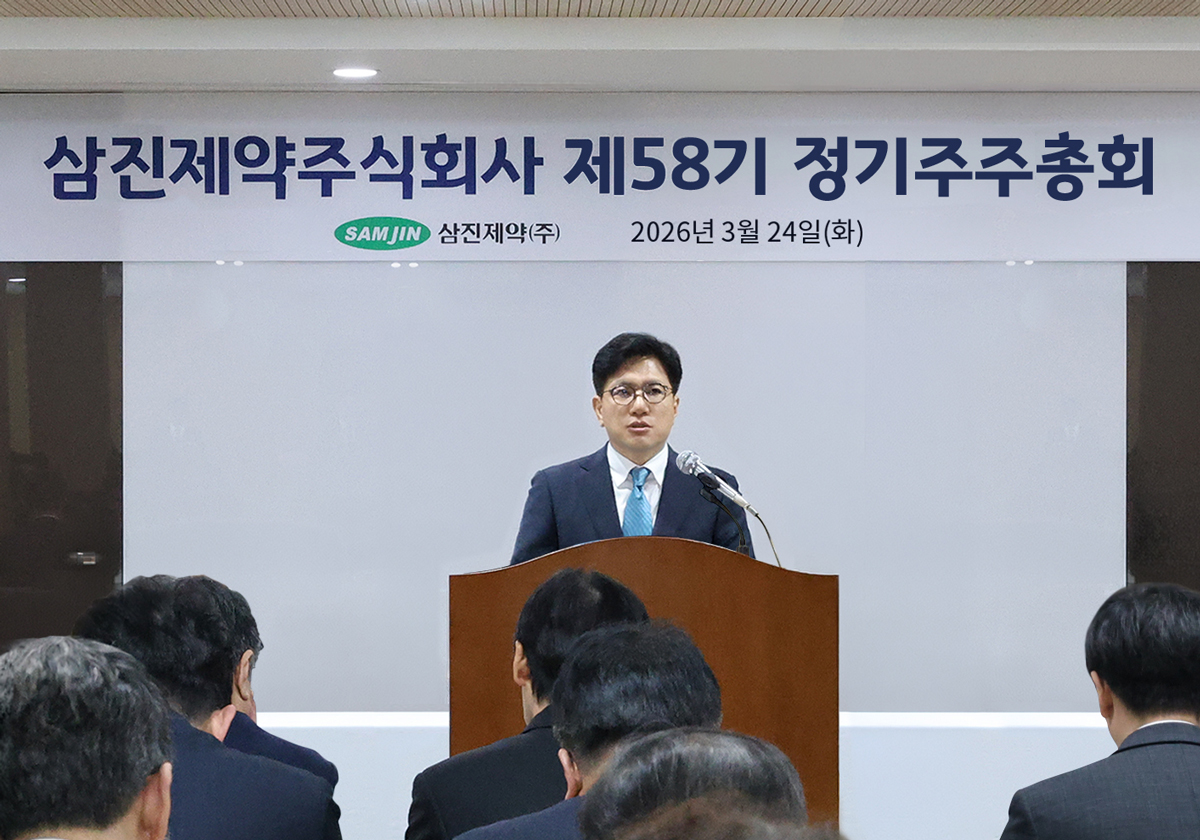 남성이 말하는 모습