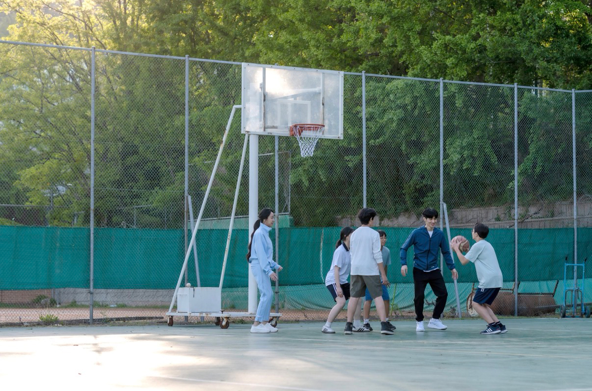 농구하는 학생들