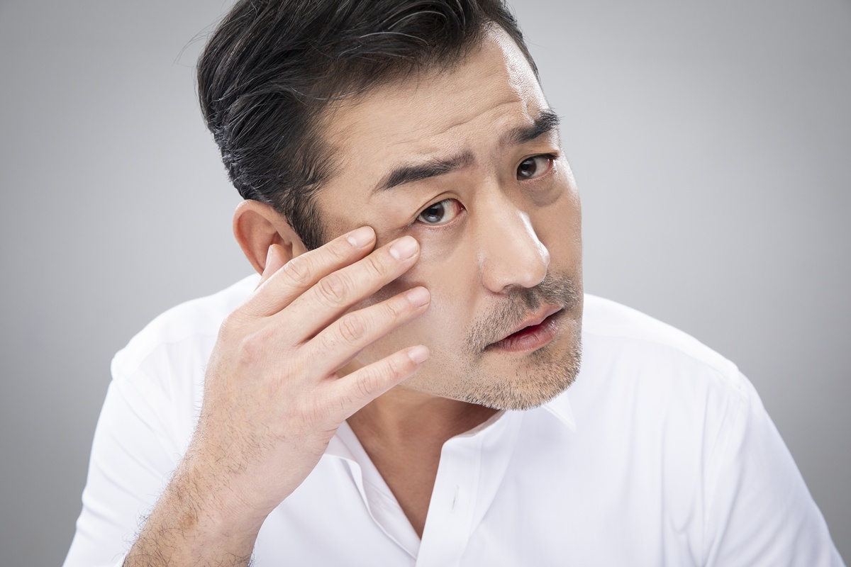 얼굴에 손 올린 남