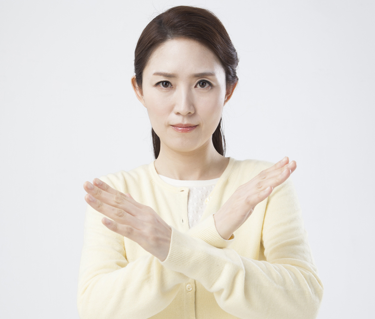 손을 교차한 여성