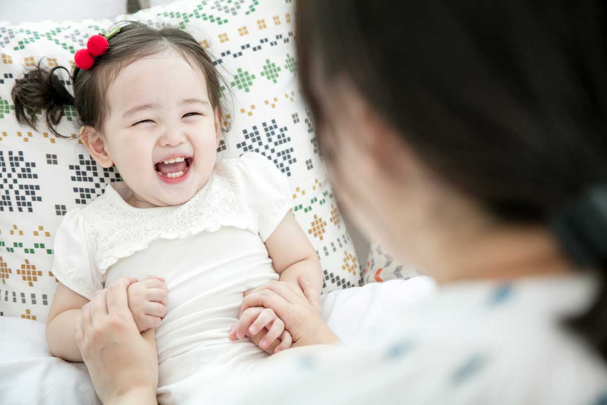 아기 간지럼 피우는 이미지