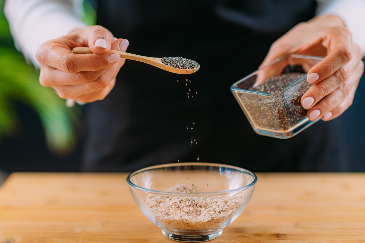 치아씨드 뿌리는 모습