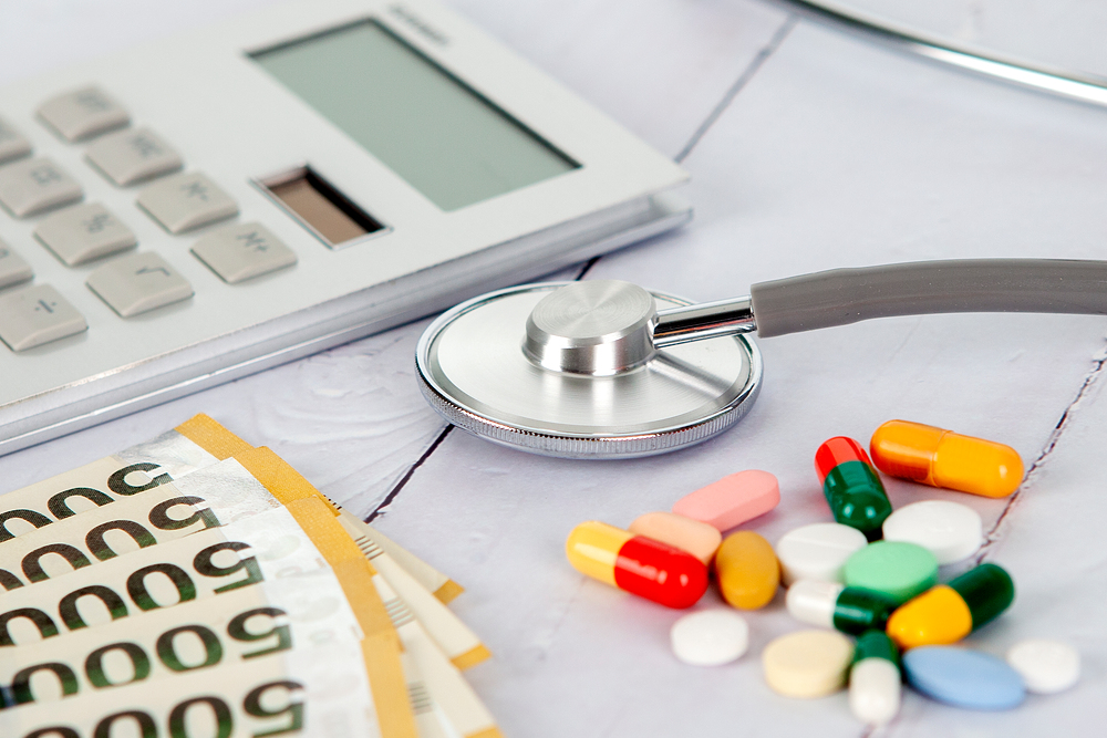 약과 돈이 놓여있는 모습 