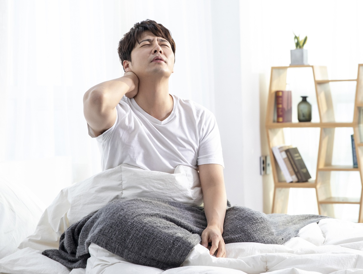 목 뻐근해하는 남성