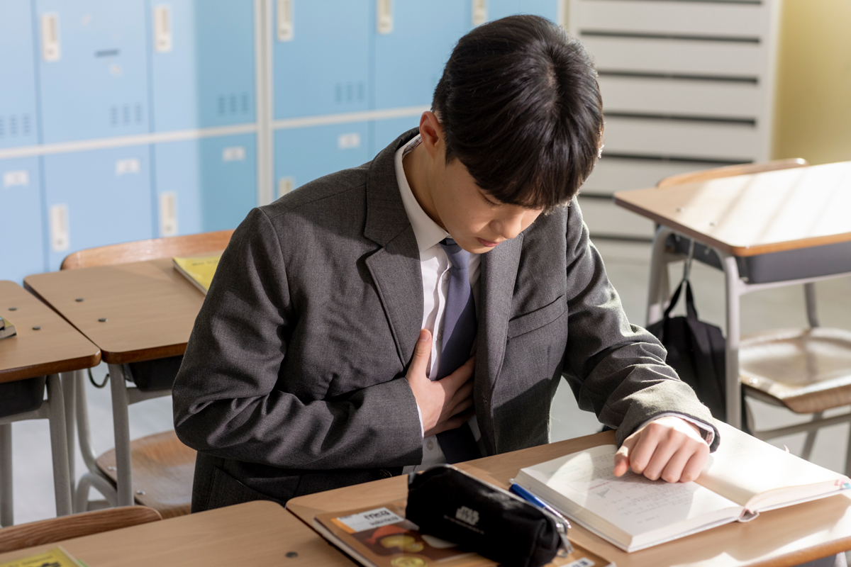 가슴에 손 올린 청소년