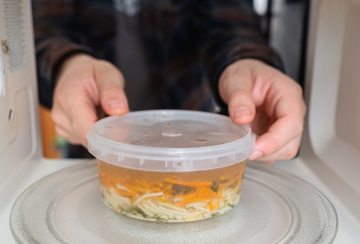 “전자레인지에 돌리면 암 위험”… 종양 전문의 경고 보니?