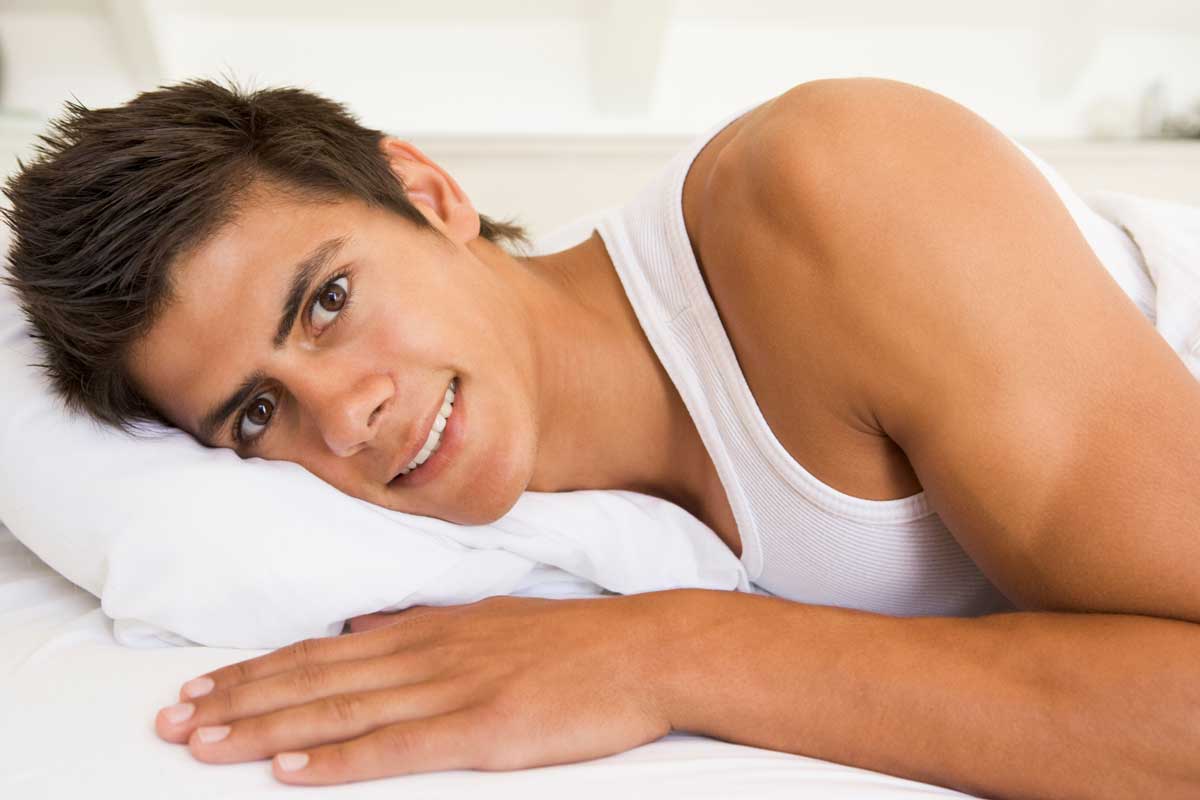 침대에 누운 남성 사진