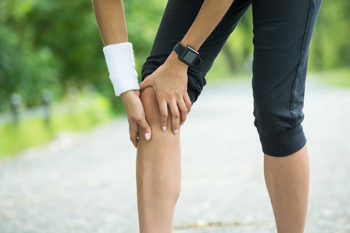 무릎을 쥐고 있는 사람