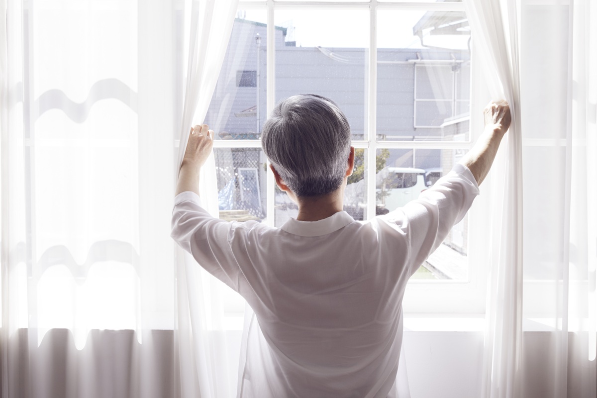 아침 일찍 일어난 노년 남성