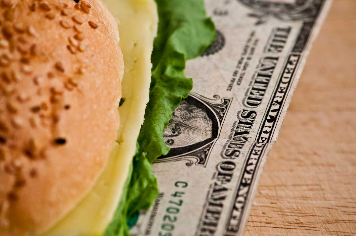 햄버거 밑에 돈 깔려있는 사진