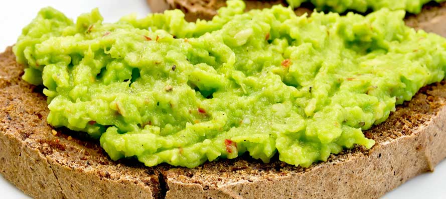 아보카도 올라간 통곡물 빵