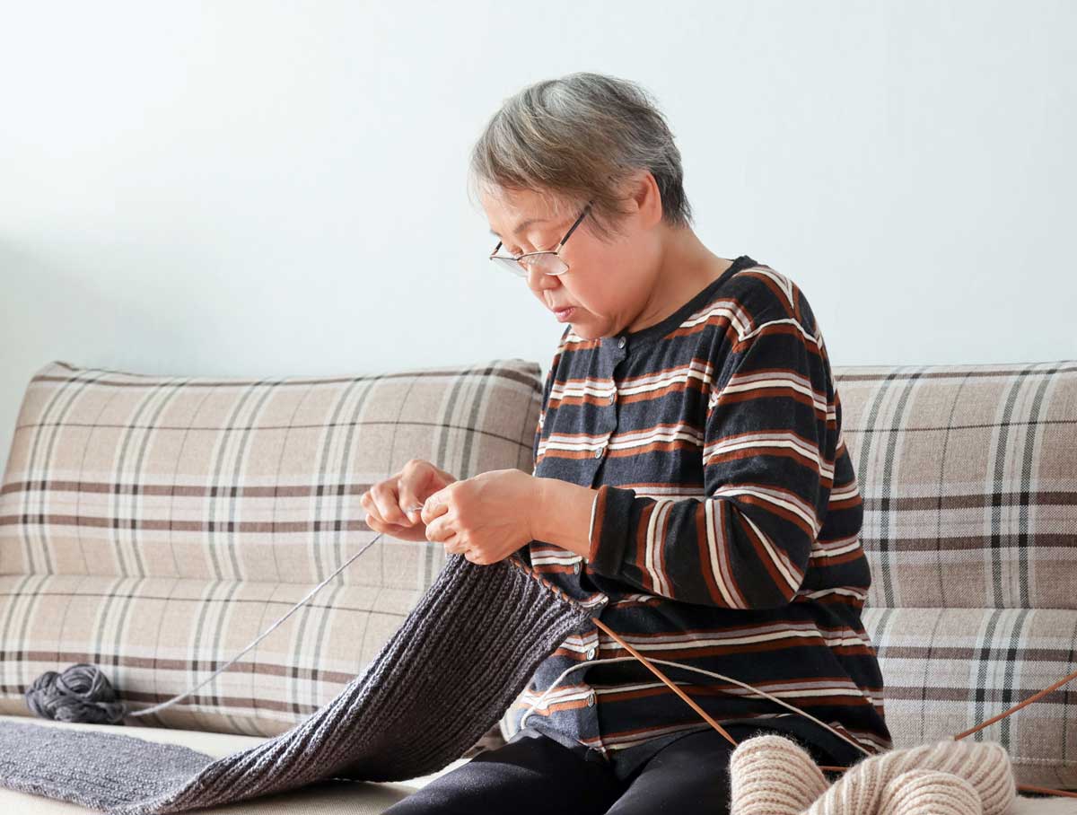 뜨개질하는 여성