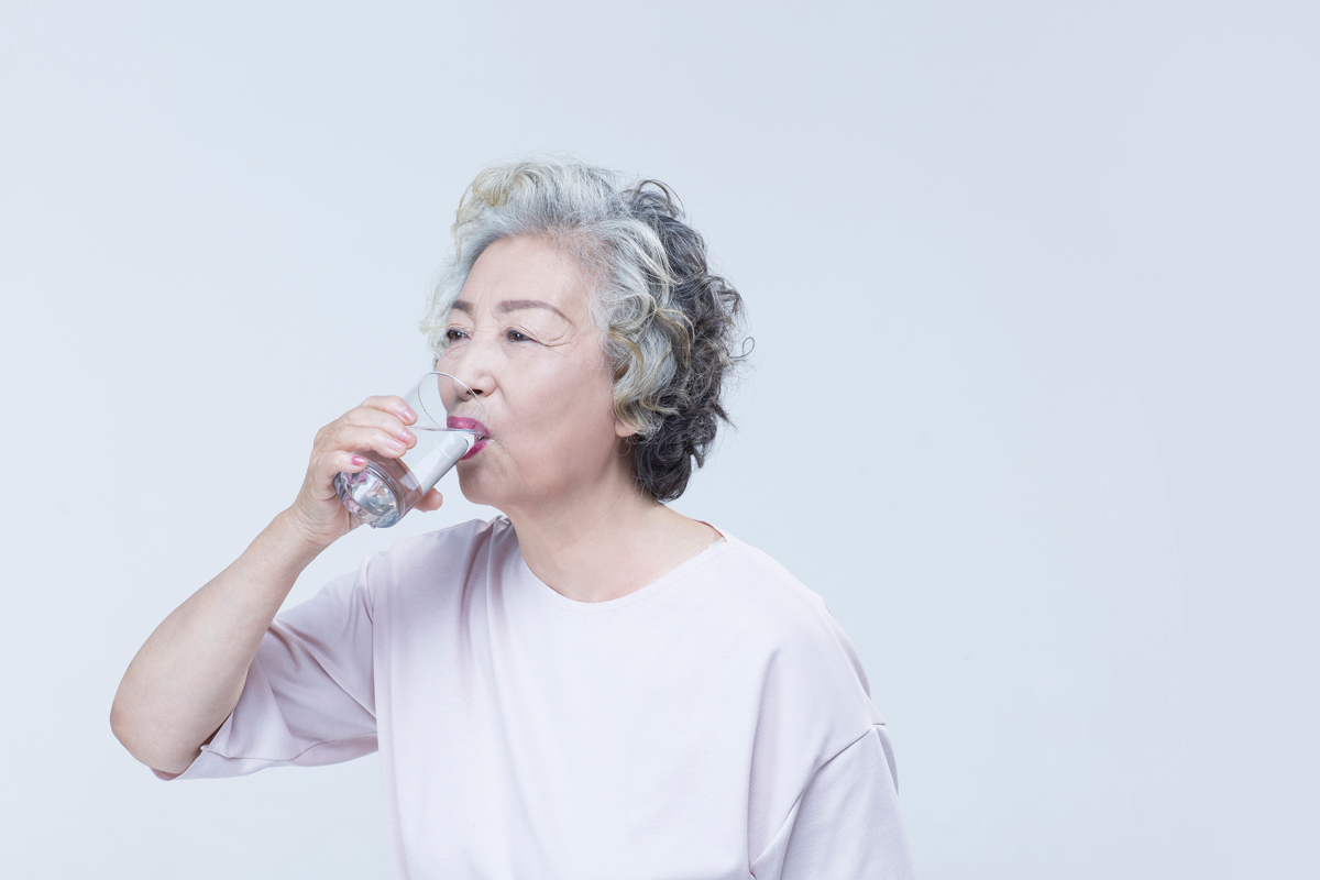 물 마시는 사진