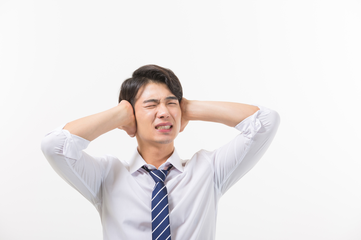돌발성 난청으로 인해 불편한 사람