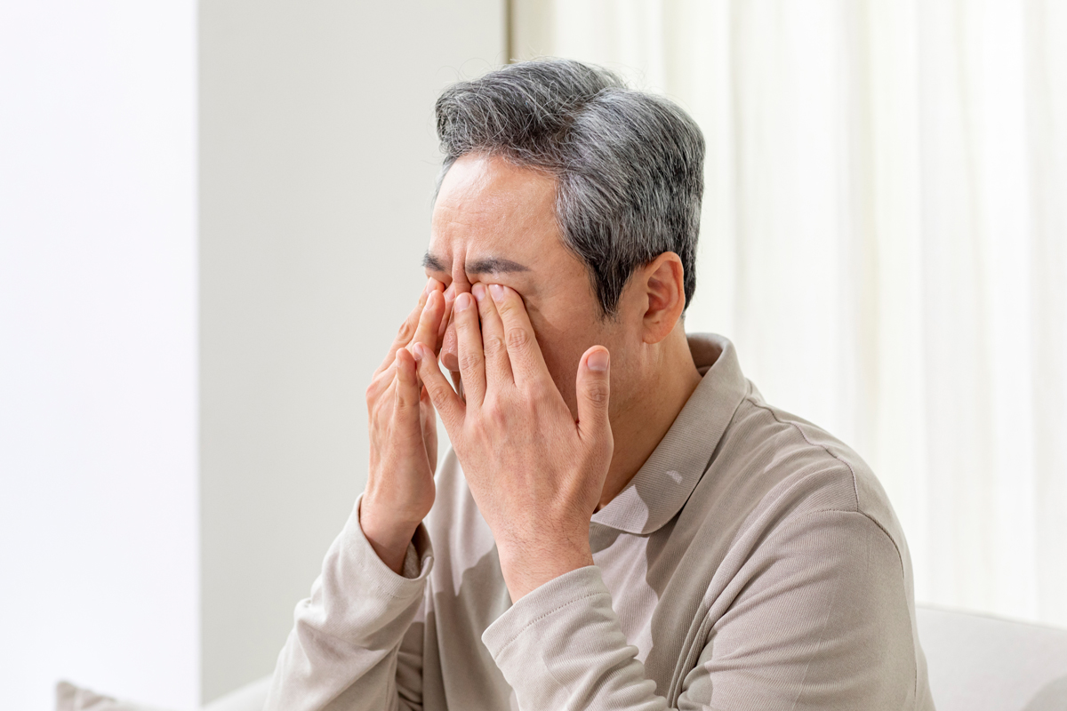 눈을 비비는 중년 남성
