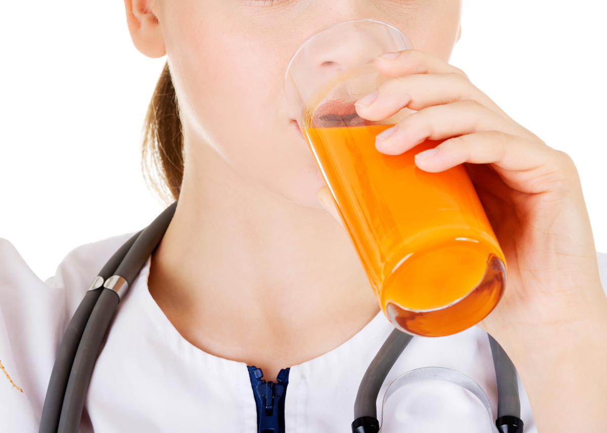 당근주스 마시는 모습