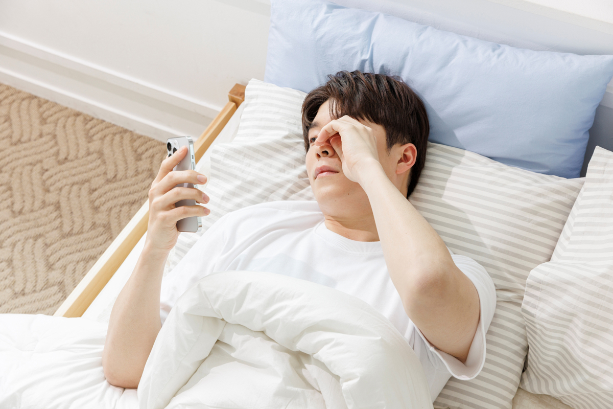 휴대전화 보는 사람