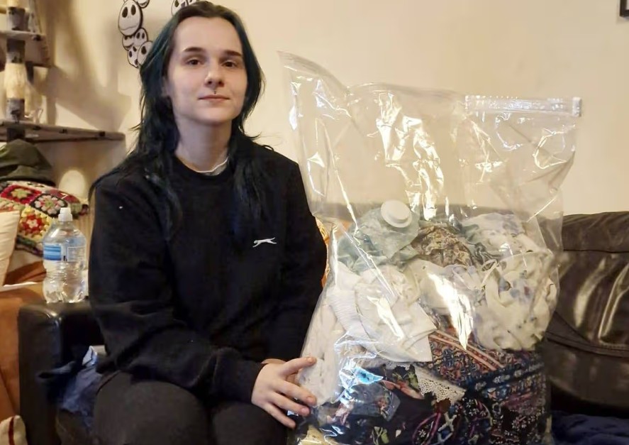 옷 담겨있는 봉지 옆 여성