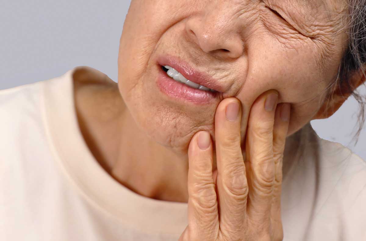 턱을 잡고 있는 노인