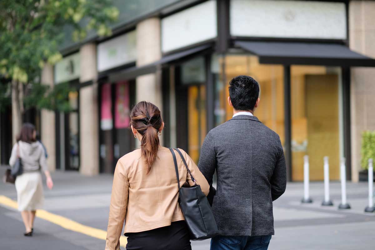 걷는 남녀 뒷모습