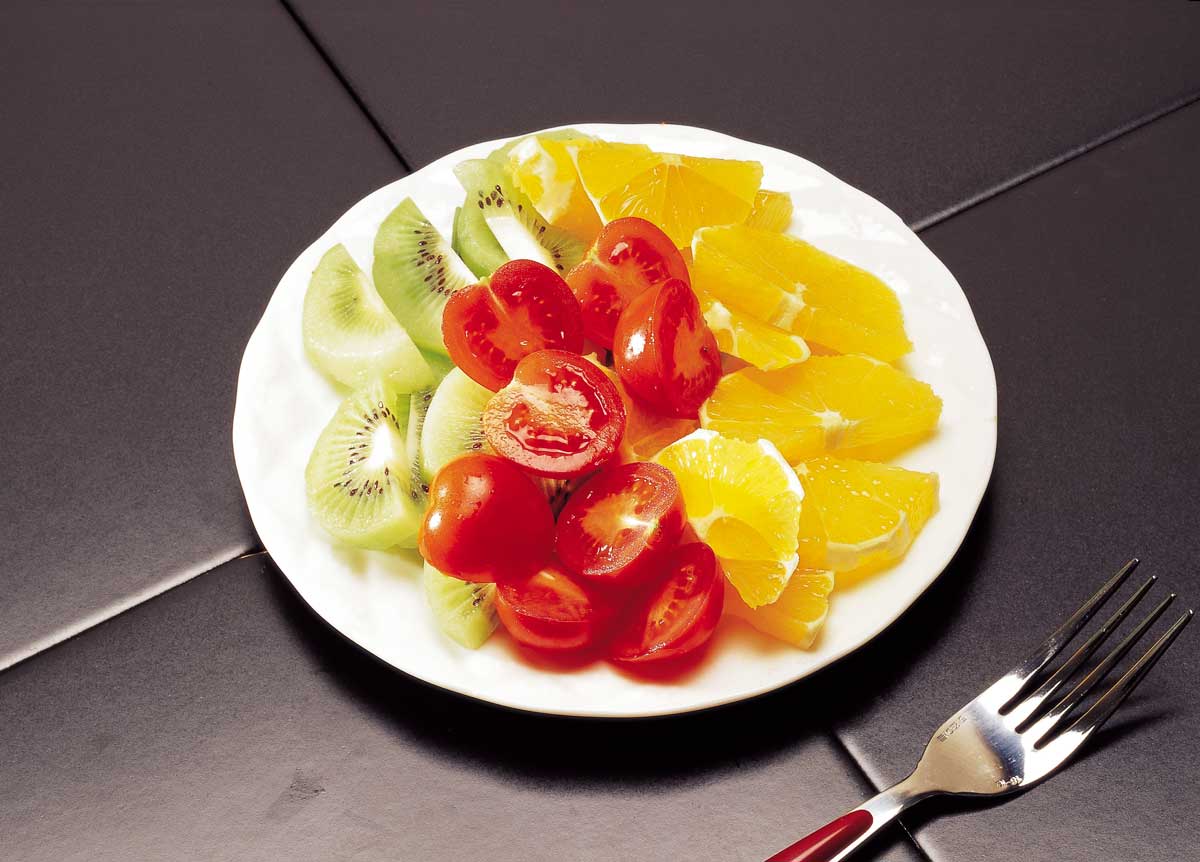 토마토, 오렌지 등 과일 한 접시