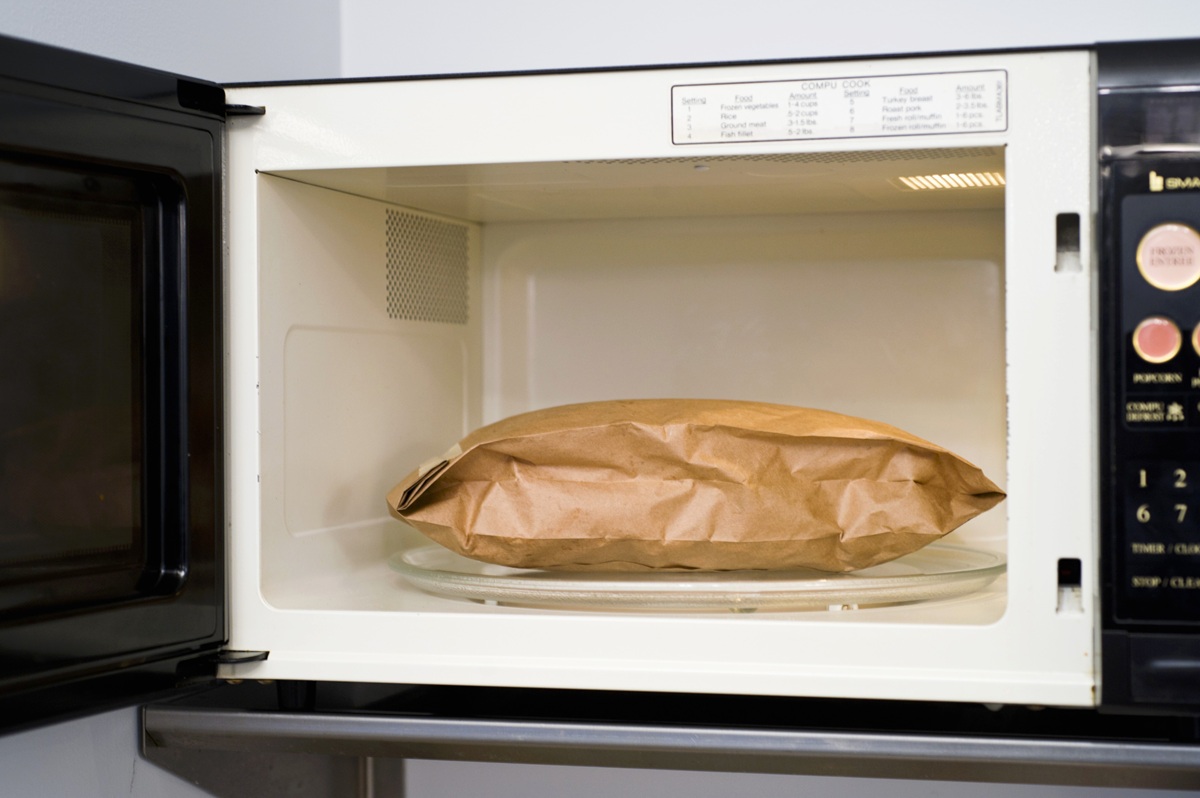 팝콘 전자레인지에 돌리는 모습