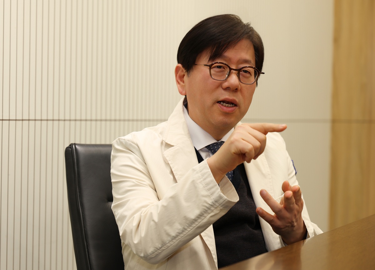 이지열 교수 말하는 모습