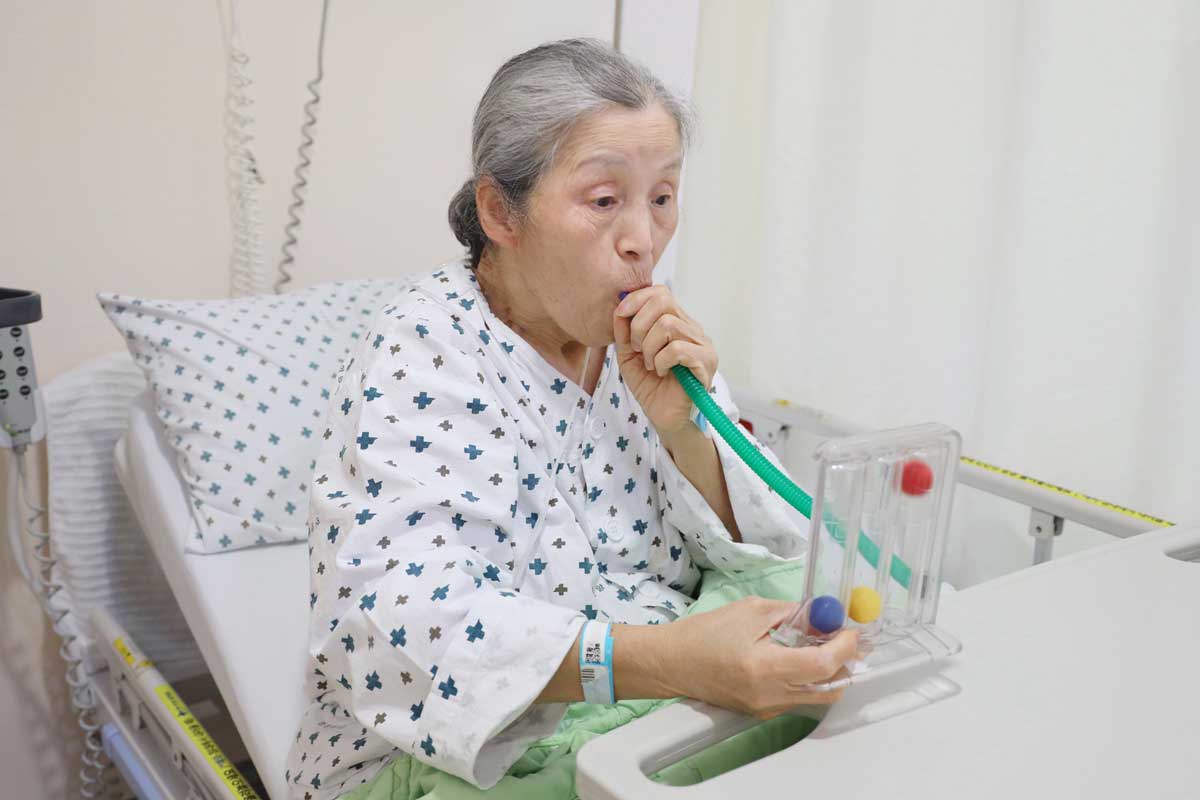 호흡 재활 중인 노인