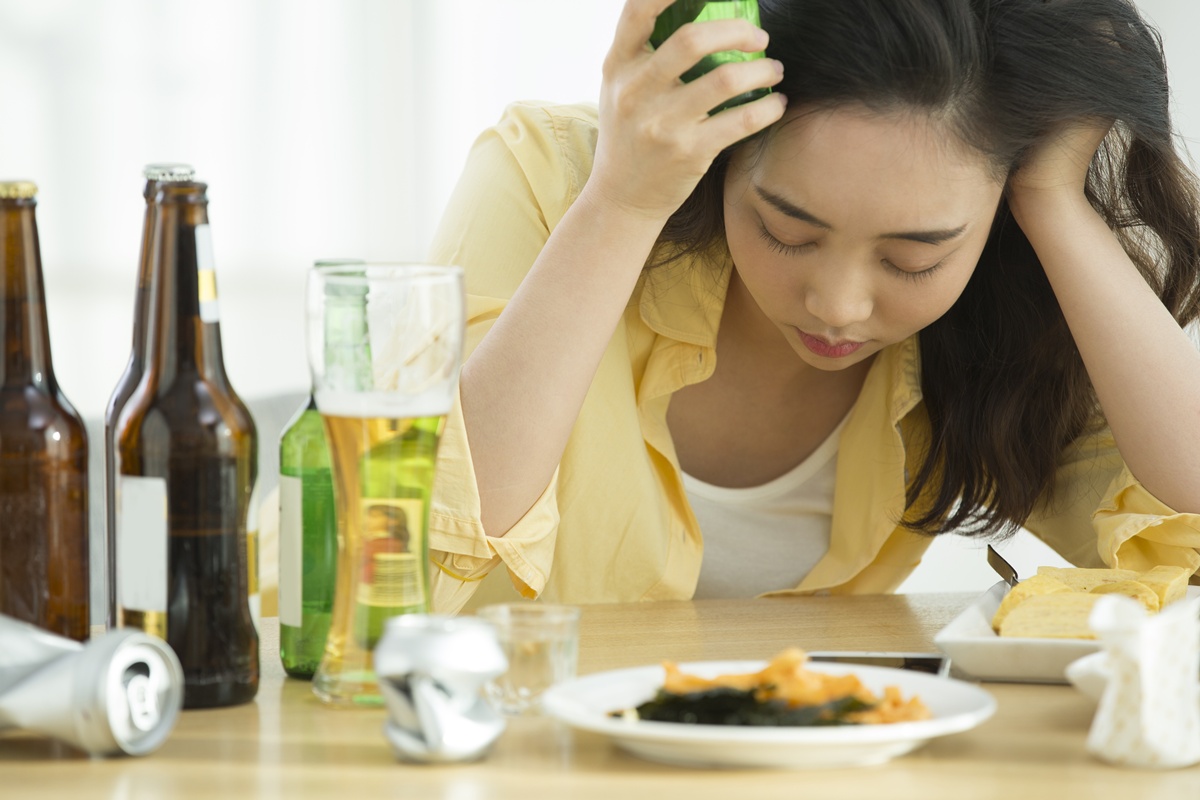 술병 앞에 둔 여성