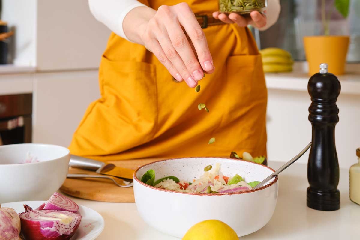 씨앗 뿌리는 여성