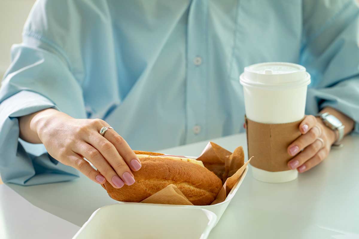 커피와 샌드위치 잡고 있는 사람