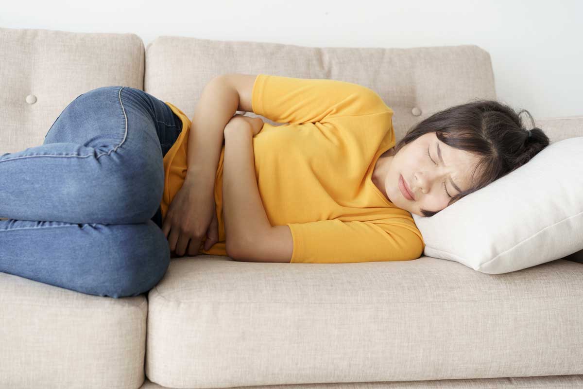 복통으로 누워있는 여성