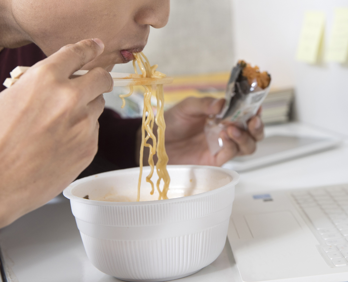 라면 먹는 여성