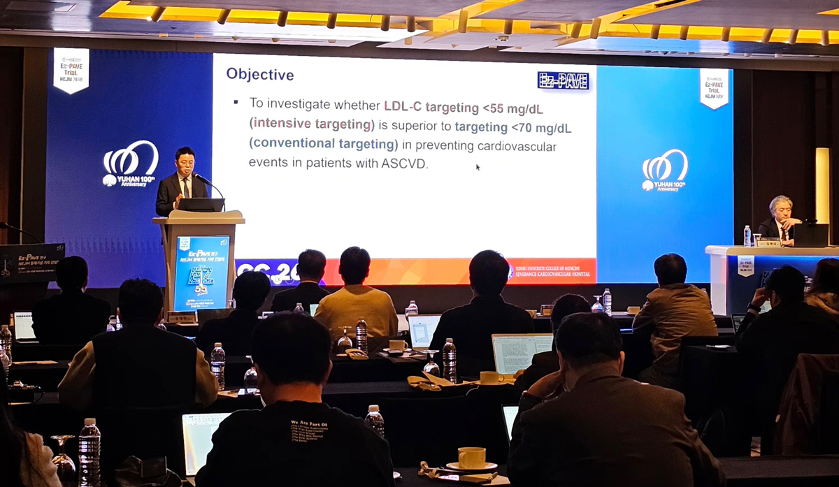 남성이 발표하는 모습