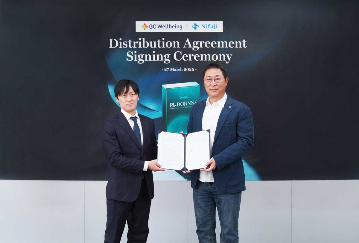 남성 두 명이 웃고 있는 모습