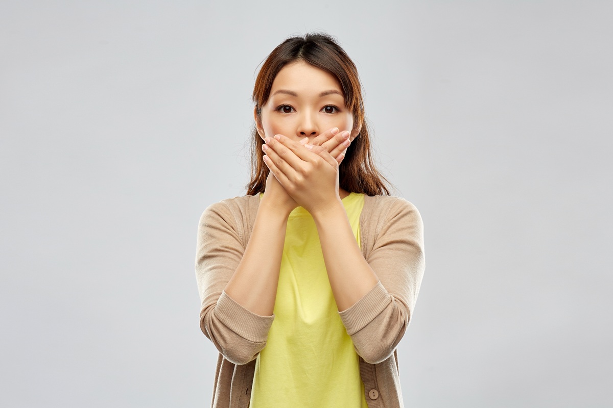 입 막고 있는 여성